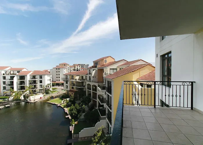 Island Club Hotel & Apartments